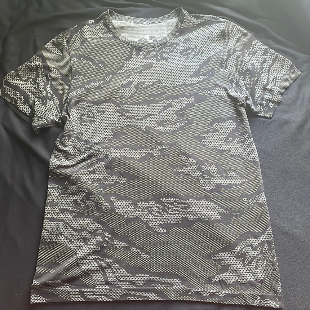 Lululemon T-Shirt